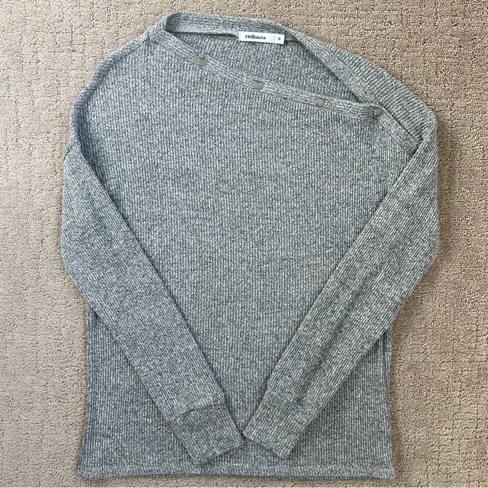 Redhaute Button Asymmetrical Off the Shoulder Lightweight Sweater - Picture 4 of 10